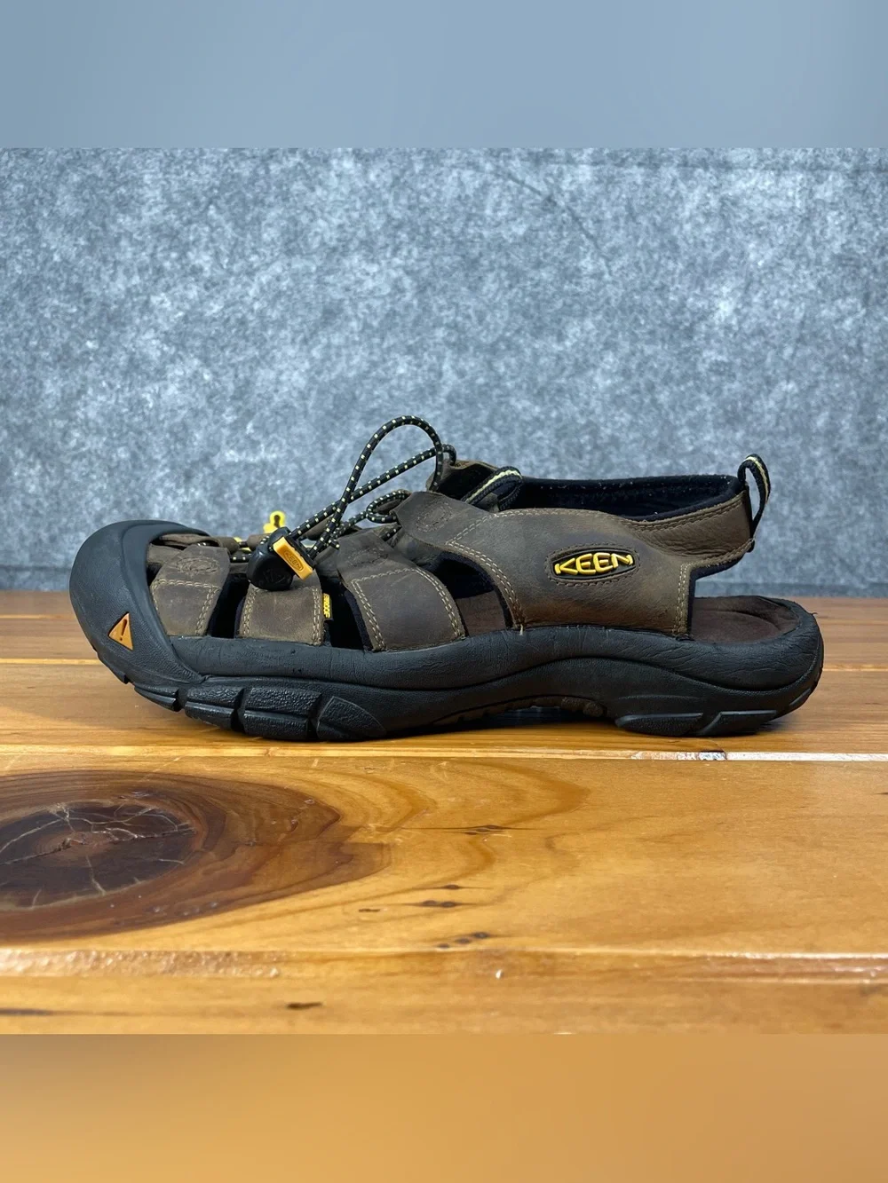 KEEN Newport Mens Size 11 Brown Waterproof Leather Hiking Sandals Shoes 1001870
